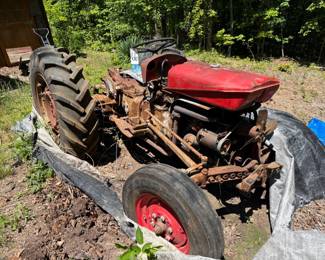 MASSEY HARRIS TRACTOR FOR PARTS