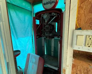 VINTAGE MOBILGAS GAS PUMP