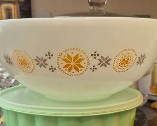 Vintage Pyrex mixing bowl