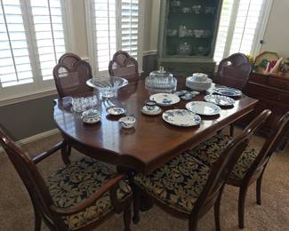Gorgeous dining room table & chairs