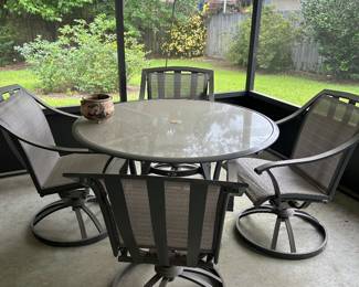 Patio Table and chairs in really good condition 