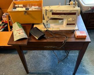 006 Singer 833 Sewing Machine In Cabinet With Extras