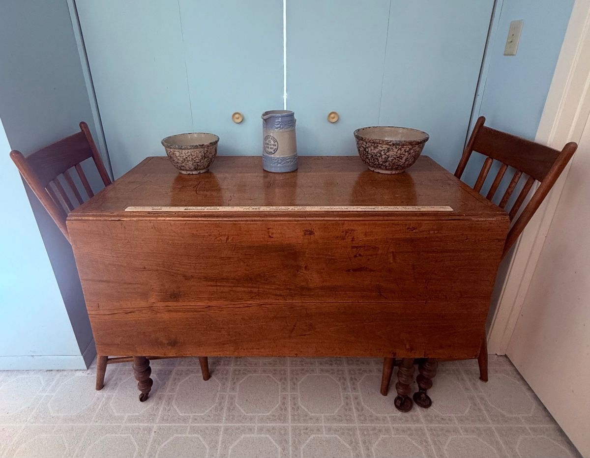 Country Primitive Table & Chairs