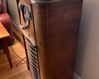 41"H antique 1940 Zenith radio - not running but looks gorgeous!