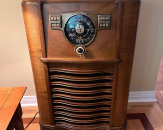 41"H antique 1940 Zenith radio - not running but looks gorgeous!