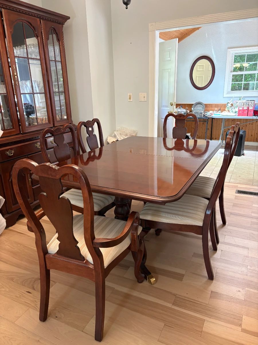 Beautiful Dining Table - 6 chairs, plus 2 - never-used leaves