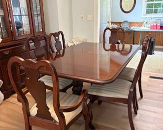 Beautiful Dining Table - 6 chairs, plus 2 - never-used leaves