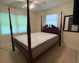 4-Poster Queen-size Bed