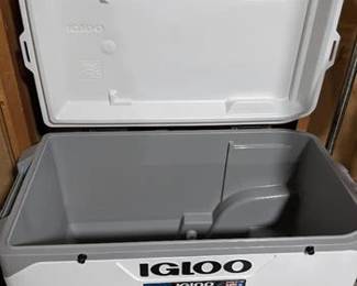 Igloo Latitude 137 Cans 90 Quart Rolling Cooler