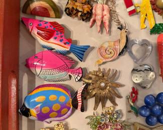 Vintage costume jewelry brooches 