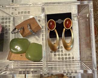  Vintage clip on earrings