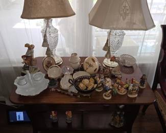 crystal lamps, Waterford?, LLADROs NAOs, Hummels