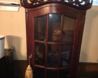 rosewood Chinese like new china cabinet