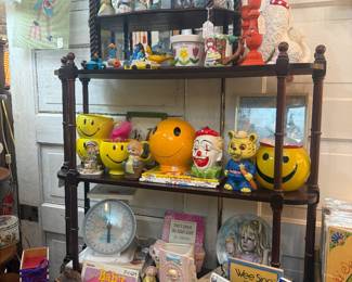 Lots of vintage collectibles