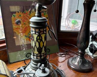 Tiffany Style Stained Glass Table Lamp with Floral Motif