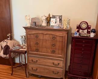 Vintage Thomasville French Provincial Serpentine Front Dresser