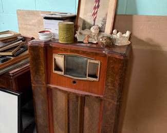 Vintage Zenith Console Radio