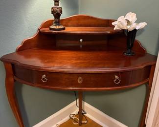 Corner Desk With Small Lamp