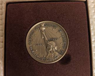 Statue of Liberty 🗽 Eclairant Le Monde Medallion t