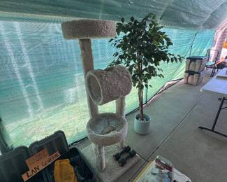 Well used cat stand 