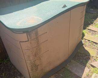 Storage bin rubbermaid