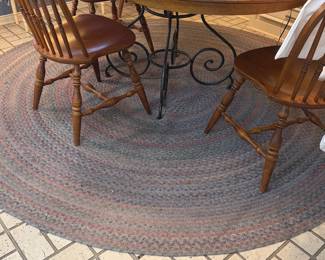 Large braided round area rug in soft neutral tones. great under dining table, breakfast table, sitting area or casual country-style room. 8' in diameter. 