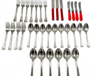 259 135Agroupstainlessflatwareredhandledknives