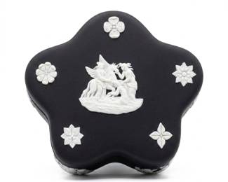 215 122Awedgwoodblackjasperwarestarformtrinketbox