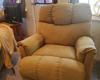 2 recliners with matching loveseat and foldout couch