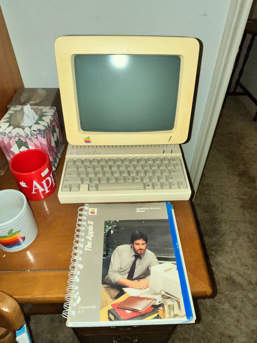 RARE! 1980'S APPLE IIC COMPUTER, ORIGINAL MONITOR & MANUAL!