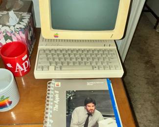 WOW! VINTAGE APPLE IIC COMPUTER, MONITOR & MANUAL!