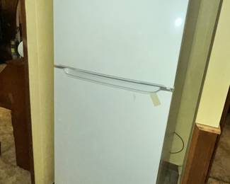 CLEAN FRIIGIDAIRE 2-DOOR FRIDGE