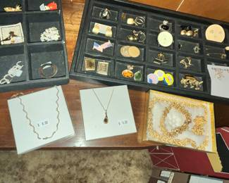 EARRINGS / NECKLACES