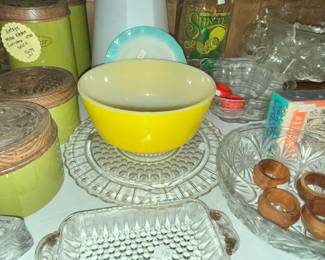 VINTAGE PYREX YELLOW BOWL