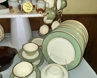 TAYLOR SMITH CLASSIC HERITAGE CELADON DINNERWARE SET