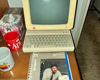 RARE! 1980'S APPLE IIC COMPUTER, ORIGINAL MONITOR & MANUAL!