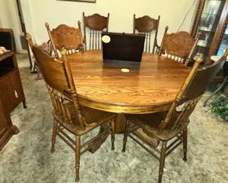 VINTAGE SOLID OAK LARGE PEDESTAL TABLE w/ LEAF & 6 CHAIRS