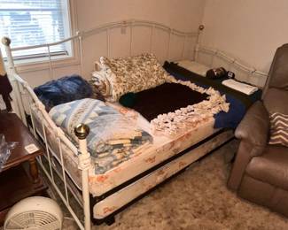 WHITE IRON DAYBED OUTFIT