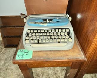 VINTAGE TYPEWRITER