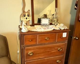 SMALL CHEST OF DRAWERS