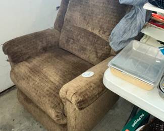 LIFT CHAIR - NEEDS TLC