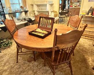 FABULOUS SOLID OAK PEDESTAL TABLE & 6 CHAIRS