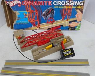 Hot Wheels Dynamite Crossing Playset