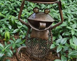 Metal Frog Bird Bath Statue