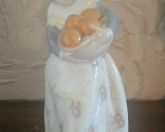 Lladro Valencian Girl figurine