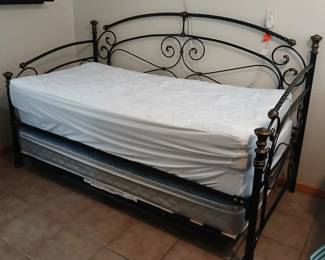 Metal trundle/ day bed