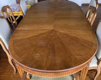              This is a vintage Drexel Heritage oval dining table with burl walnut veneer.
