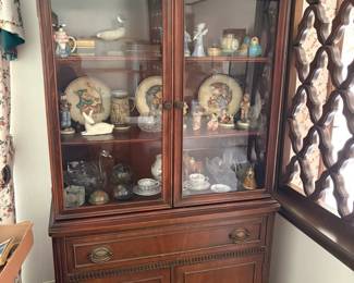 china cabinet, Hummels, decor