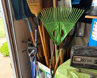 rakes, snow shovels, hoes, shovels,