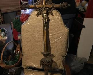 Large Ornate Brass Crucifix with Decorative Base Beautiful large brass crucifix featuring an intricately detailed figure of Jesus and an INRI plaque above. Each end of the cross is adorned with ornate decorative elements, giving the piece a rich, classical presence. The crucifix is mounted on a substantial, sculpted base that adds height, stability, and visual impact.  The craftsmanship is exceptional—deep relief detailing, elegant contours, and a warm aged patina that highlights its devotional character.  A striking statement piece for display, collection, or sacred décor.  Condition: Excellent; detailed, sturdy, and well preserved.